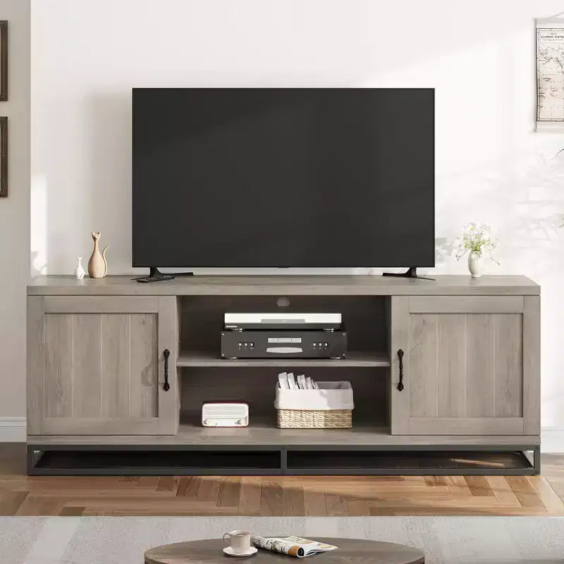 Meuble TV de style ferme pour 75 pouces, Centre de divertissement gris avec pieds en métal robustes et étagères réglables, Meuble console TV et multimédia en bois