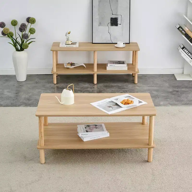 Table basse à deux niveaux en bois avec étagère de rangement et pieds ronds en hévéaTable basse minimaliste pour salon, appartement ou bureau