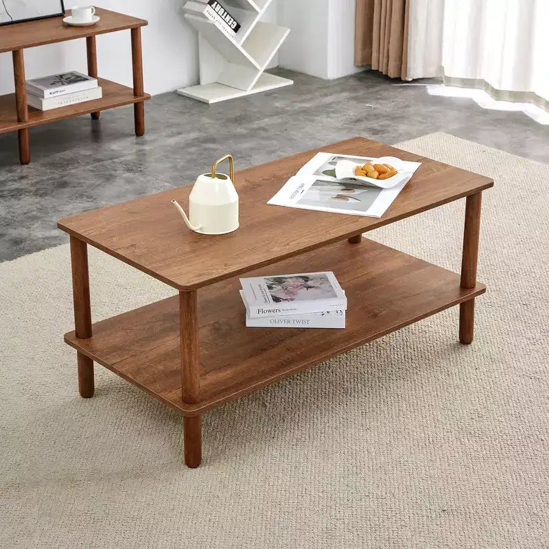 Table basse à deux niveaux en bois avec étagère de rangement et pieds ronds en hévéaTable basse minimaliste pour salon, appartement ou bureau
