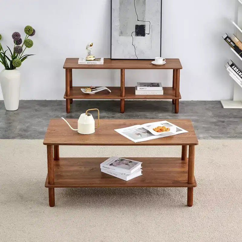 Table basse à deux niveaux en bois avec étagère de rangement et pieds ronds en hévéaTable basse minimaliste pour salon, appartement ou bureau