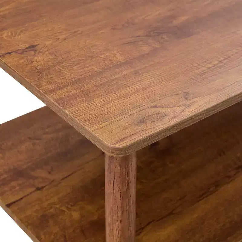 Table basse à deux niveaux en bois avec étagère de rangement et pieds ronds en hévéaTable basse minimaliste pour salon, appartement ou bureau