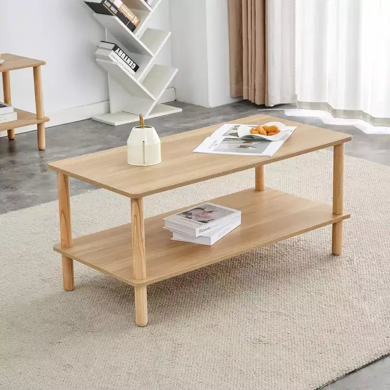 Table basse à deux niveaux en bois avec étagère de rangement et pieds ronds en hévéaTable basse minimaliste pour salon, appartement ou bureau